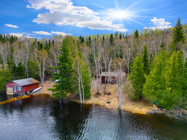 115 Hawkeye Lake Road East